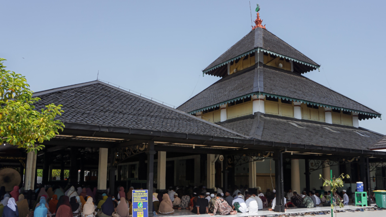 Kunjungan wisatawan ke Masjid Agung Demak periode libur Lebaran tahun ini menempati urutan terbanyak ketiga se-Jawa Tengah